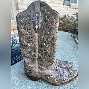 Size 10  Corral Vintage boots. Only worn twice.